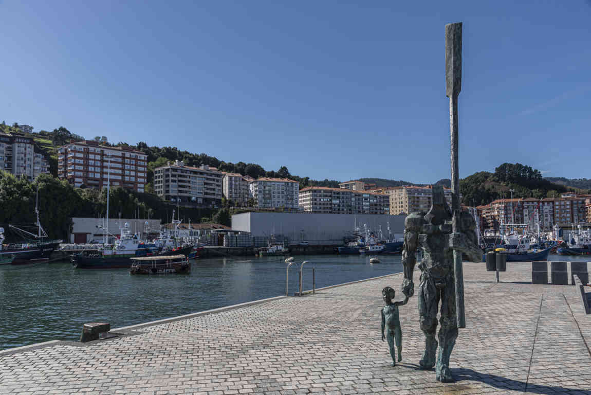 Vizcaya - Bermeo 32 - escultura El Regreso.jpg